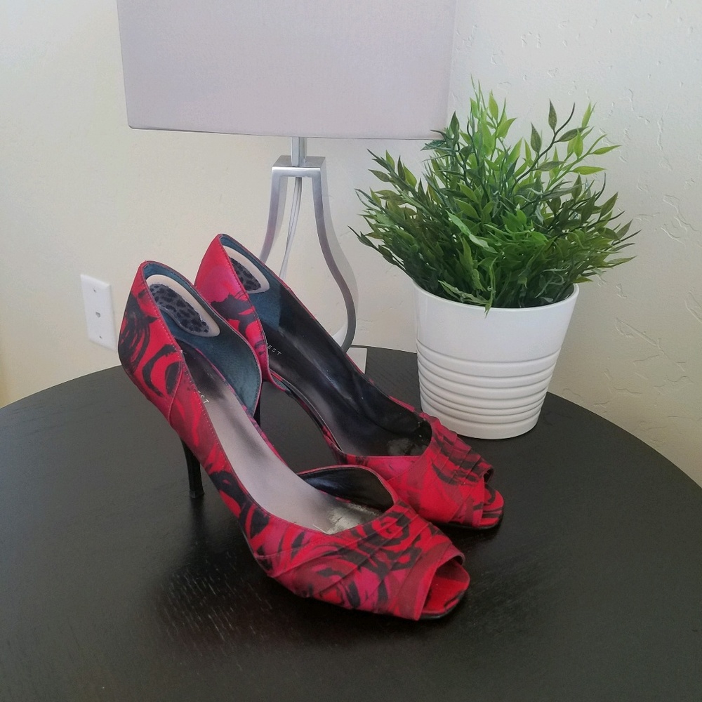 Nine West red print heels